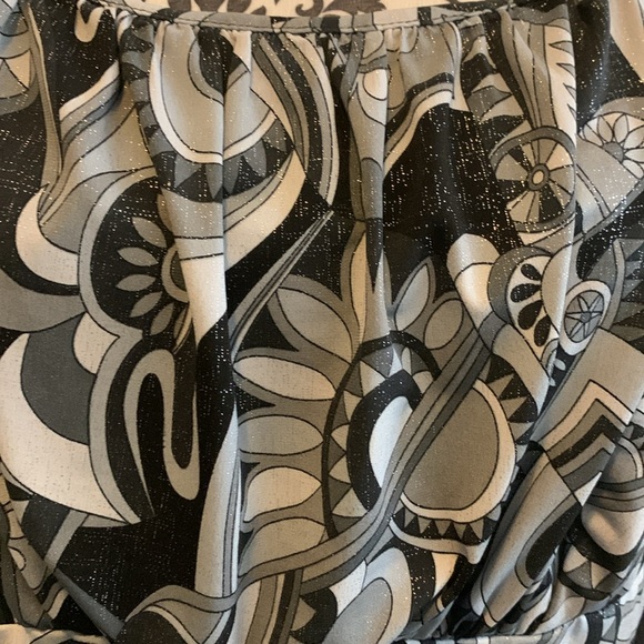 Woman’s short sleeve top in black and grey with geometric pattern. - Picture 4 of 8